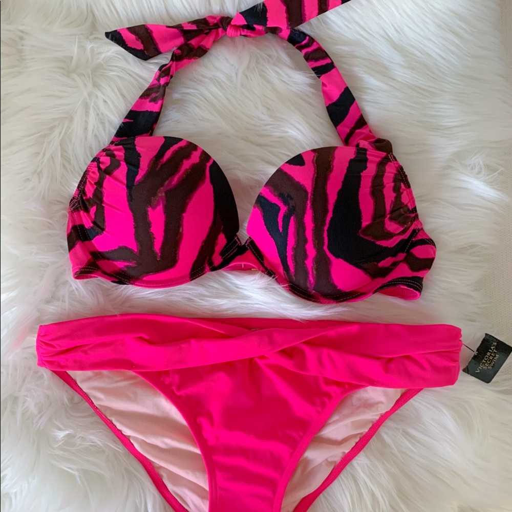 Victoria’s Secret bombshell bikini